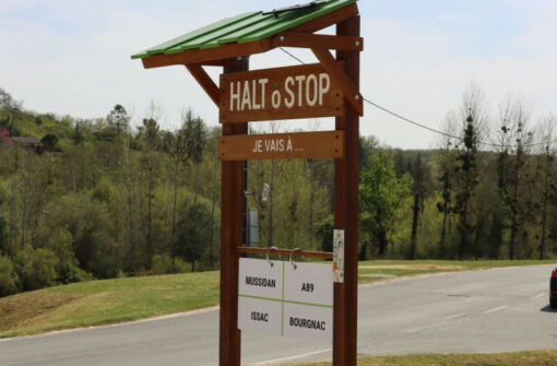 HALT-ô-STOP, les premiers panneaux d’autostop en Nouvelle-Aquitaine