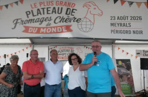 Germinal Peiro au plus grand plateau de fromage de chèvre du monde à Meyrals